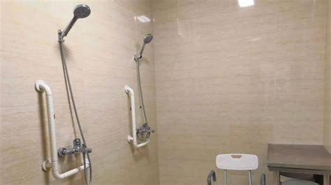 上海一高校男女共用浴室 仅用高1.9米隔板隔开_用户5944856624_新浪博客