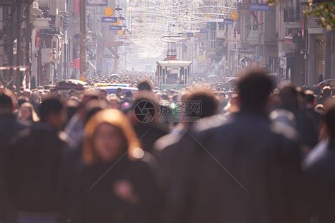 白天,人们成群结队地走繁忙的街道上高清图片下载-正版图片300562453-摄图网