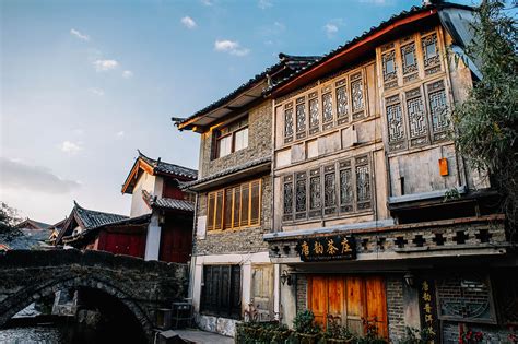 蓝天下的丽江小城图片-丽江古城的传统建筑素材-高清图片-摄影照片-寻图免费打包下载