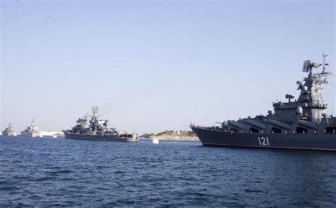 乌军出动7艘无人艇，袭击黑海舰队，疑似击中马卡罗夫号_凤凰网