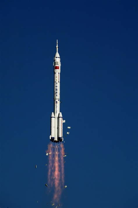 2003年，神州五号飞船发射升空，中国完成了载人航天的伟大壮举