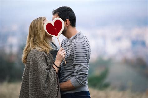 情侣之间接吻时，只要做到这些，两个人的感情会迅速升温