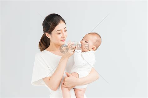 妈妈哺乳给宝宝吃奶高清图片下载-正版图片501655641-摄图网