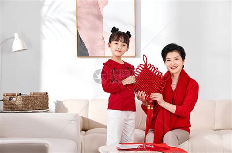 孙女和奶奶展示新春中国结高清图片下载-正版图片501800269-摄图网