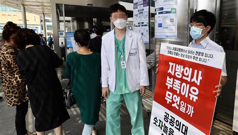 不顾疫情持续罢工，医学院扩招戳了韩国哪些痛点？|界面新闻 · 天下