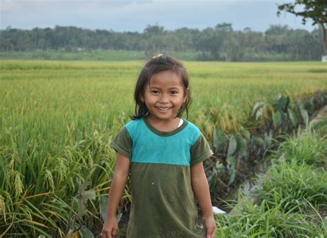 农村姑娘去稻田放水，过几天就要插秧，农民伯伯又要开始忙了