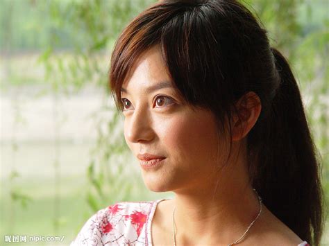 赵薇旧照曝光：2003年日本东京国际电影节，她与姜文亮相红毯仪式-新闻资讯-高贝娱乐