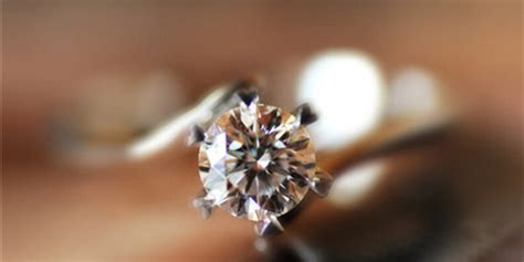 三石戒指的寓意，爱的三部曲-天然钻石协会