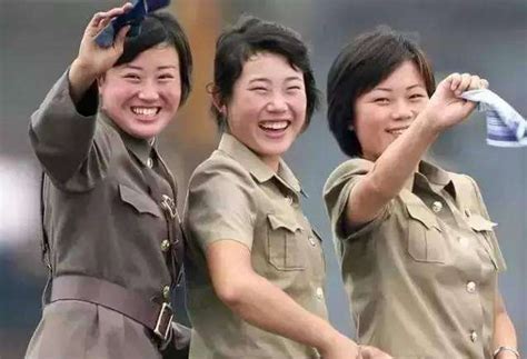 朝鲜女兵穿高跟鞋着军装背步枪巡视_第一金融网