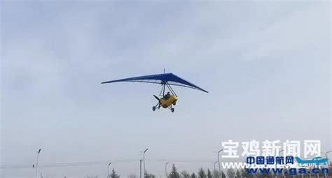 一架飞机在宝鸡坠毁 目击者称飞行员有意避开村庄_新闻频道_中国青年网