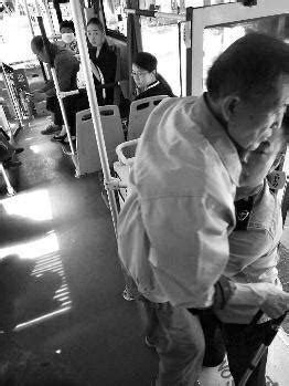 西安5路公交司机抱老人下车 感动一车乘客_大秦网_腾讯网