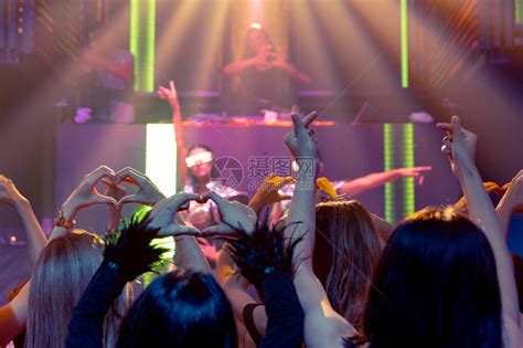 一群人在迪斯科夜总会跳舞高清图片下载-正版图片306623221-摄图网