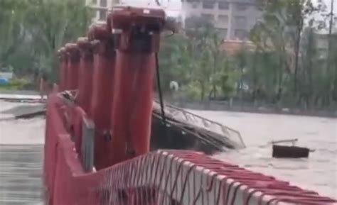实拍福建建瓯水南二桥施工便桥被洪水冲垮瞬间桥体断裂噼啪作响_腾讯视频