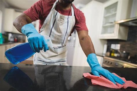 厨房油污全面清洁攻略 只需做好这4步让厨房洁净如新 - 装修保障网