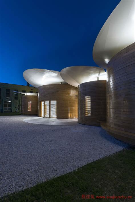 「 蓝境 」克莱因蓝下的流线型音乐之家/戏构建筑设计工作室 | 建筑学院