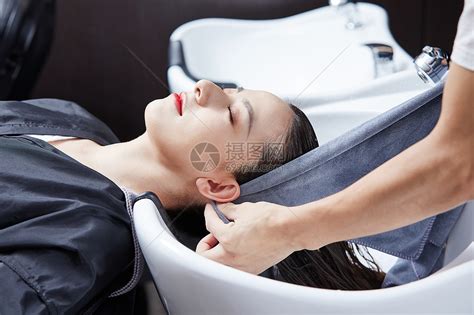 女性顾客洗头发高清图片下载-正版图片501432032-摄图网