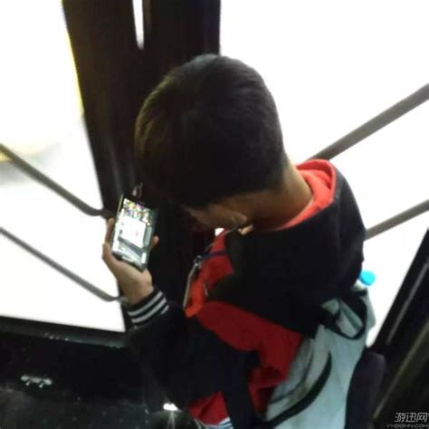 13岁男孩偷爸爸4万多元玩游戏 称能卖5万，结果被盗号_新浪游戏_手机新浪网