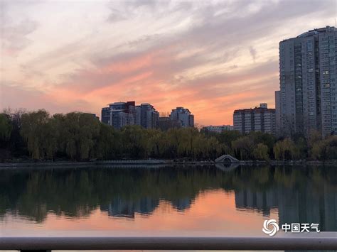 北京天气最新预报：蓝天白云“刷屏” 周末晴晒高温难下30℃ | 北晚新视觉