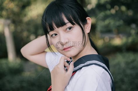 看着公园户外电影陈年风格的日本女学生装扮肖像AsianJapan高清图片下载-正版图片503275684-摄图网