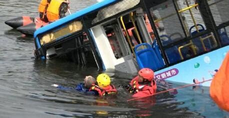 贵州公交车事故16人生还！猛转90度成谜，幸存者忆坠湖前司机行为