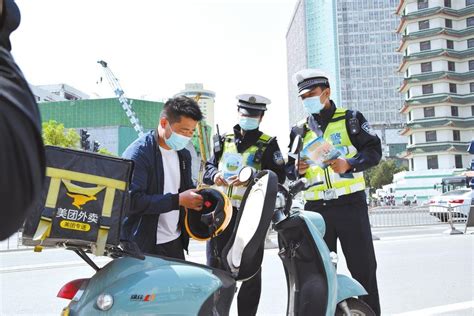 郑州戴头盔的电动车驾驶员明显增多-大河网