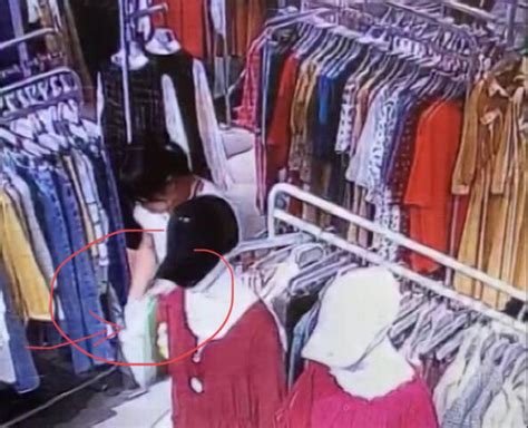 尴尬！女子连偷三家服装店均被监控拍下 - 河南一百度