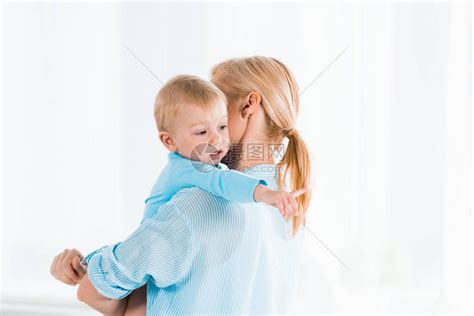 金发女人的背影抱在怀里可爱的小孩男用高清图片下载-正版图片503447989-摄图网