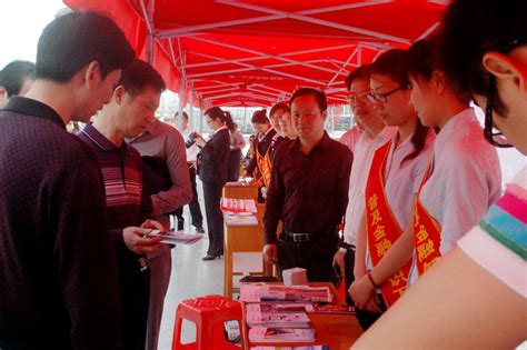 市建行宣传营销团队在沙隆达广场接受市民金融知识咨询-新闻中心-荆州新闻网