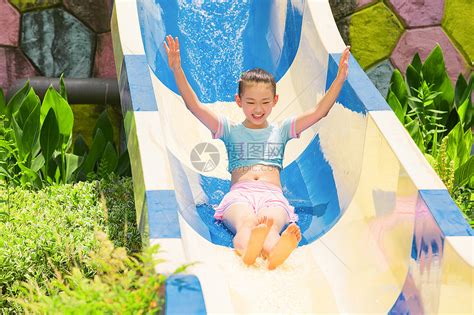 小女孩戏水玩滑梯高清图片下载-正版图片501340548-摄图网