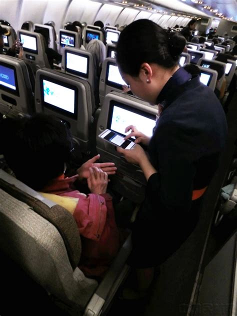 新春航班上 东航乘务员热心协助旅客使用机上wifi拜年-中国民航网