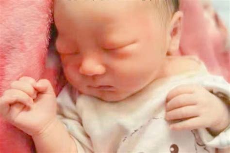 一名新生儿在郑州六院诞生取名亦宸_凤凰网视频_凤凰网