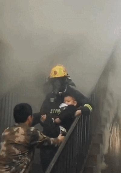 消防员在火中抱出婴儿瞬间