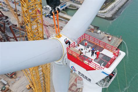 我国首座深远海浮式风电平台“海油观澜号”完成海上安装 - 中国石油石化