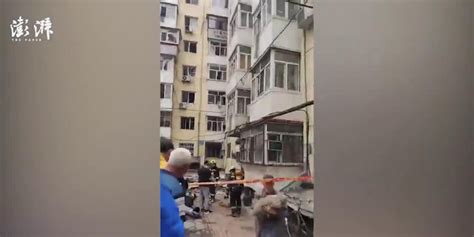 哈尔滨一小区疑似煤气爆炸 门震飞玻璃震碎多车受损(含视频)_手机新浪网