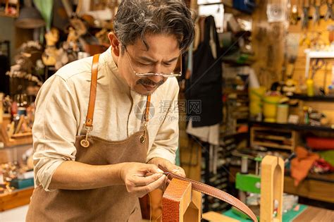 中年男性皮匠手工定做皮带高清图片下载-正版图片501676419-摄图网