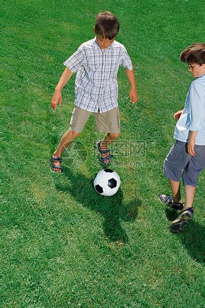 两个踢足球的男孩高清图片下载-正版图片501490578-摄图网