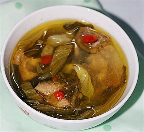 正宗四川酸萝卜老鸭汤的做法，细火慢炖，汤汁鲜美无腥味