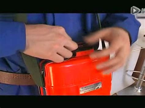 正确使用压缩氧气自救器使用教程_腾讯视频