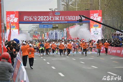 2023荆州马拉松鸣枪开跑 2万余名跑者齐聚古城_新华湖北
