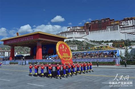西藏自治区成立50周年群众游行活动今天在拉萨布达拉宫广场举行。图为国旗方队经过主席台前。人民网记者 赵纲摄