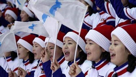 朝鲜啦啦队现身冬奥引来轰动 场外魔性打CALL