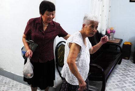 83岁老人零基础学绘画描绘质朴乡村生活_凤凰网视频_凤凰网