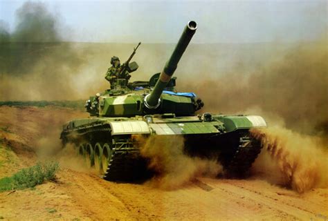 第71集团军“攻坚劲旅”组织坦克分队展开战斗射击考核