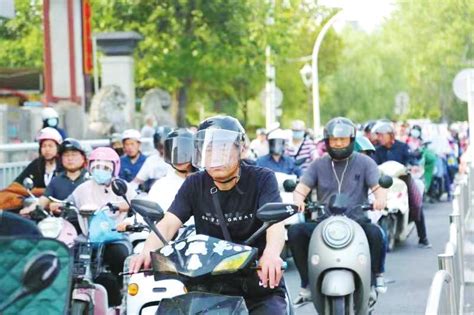 郑州市非机动车新规实施10天，你戴头盔了吗-大河网