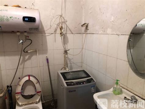 女子在洗浴室偷拍被抓现形！警方在其手机发现八九个视频，不堪入目…_澎湃号·媒体_澎湃新闻-The Paper