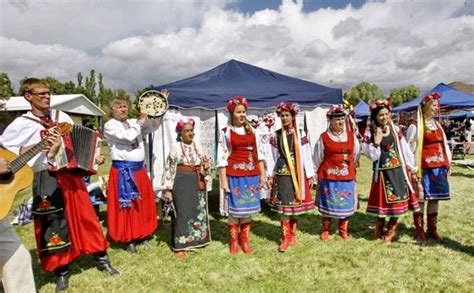 吉尔吉斯斯坦的传统服饰-异域风俗-炎黄风俗网