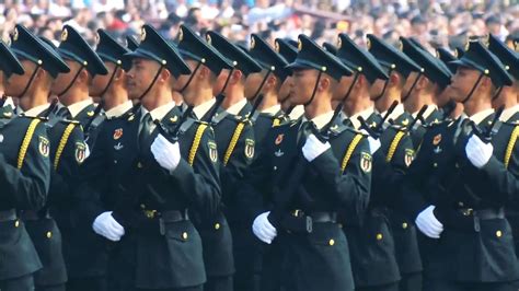 新中国70周年大阅兵，火箭军方队接受受阅，动于九天之上的力量！_新浪新闻