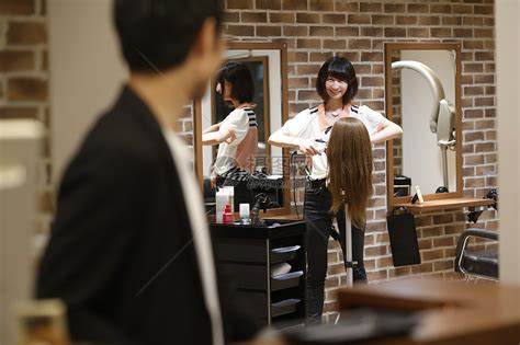 日本顶尖发型师高桥美树女士为美发班实操授课，带来日系挑染和像素染发 - 美发实践实操 - 蒙妮坦