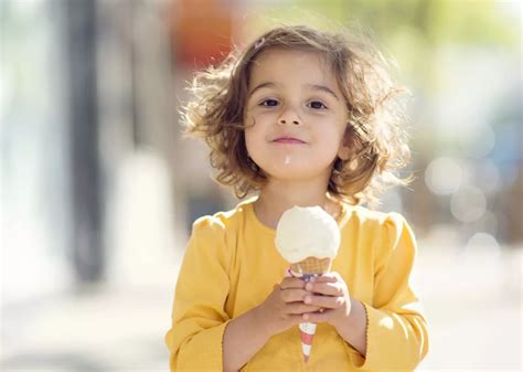 可爱的小男孩吃着冰淇淋图片-正在吃冰淇淋的小男孩素材-高清图片-摄影照片-寻图免费打包下载
