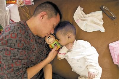 母亲拒为儿子肝移植 父亲跨血型捐肝成功(图) - 青岛新闻网